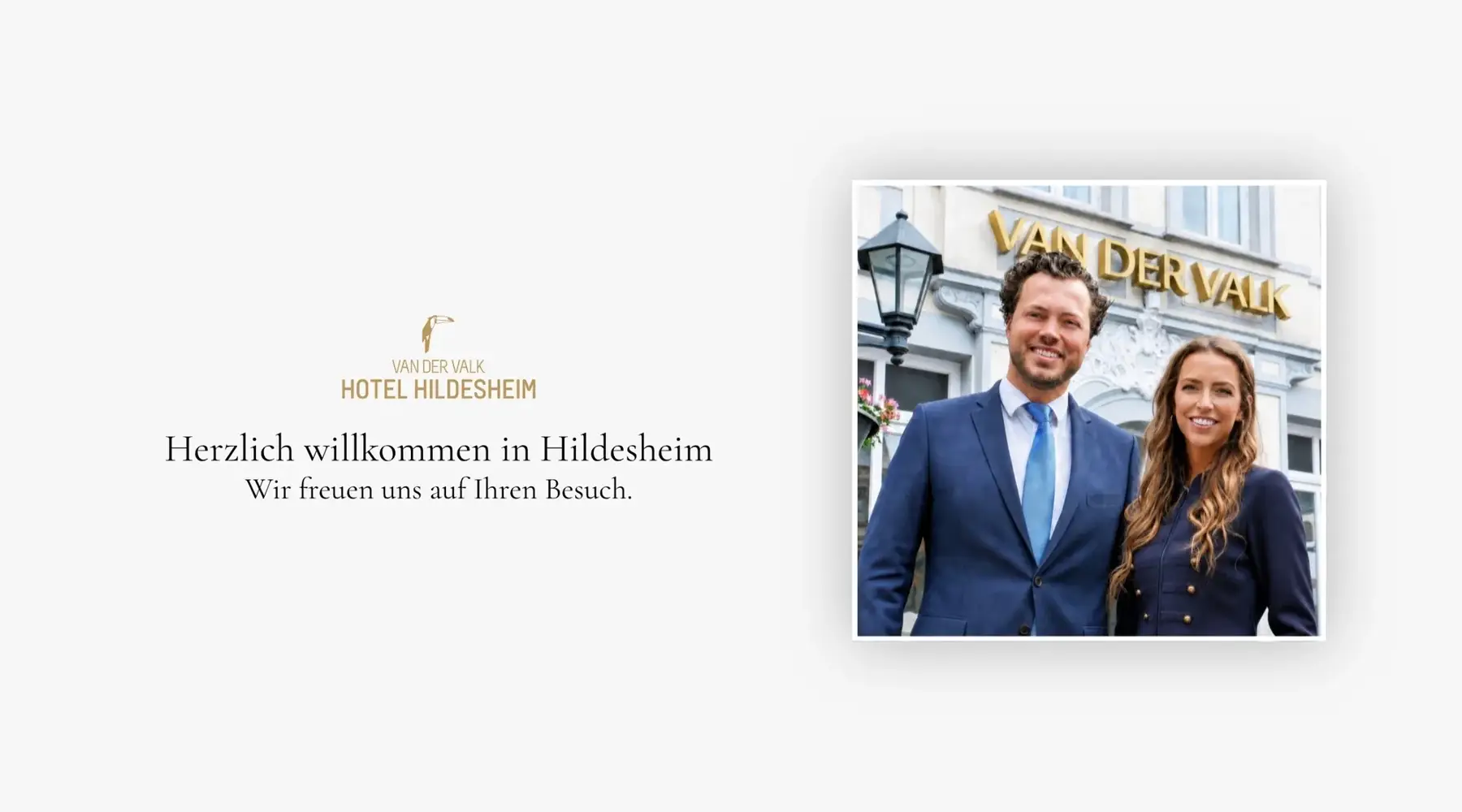 Het management van het Van der Valk Hotel Hildesheim heet u van harte welkom en staat voor kwaliteit, gastvrijheid en persoonlijke service. De twee zitten in de stijlvol vormgegeven lobby van het hotel; op de achtergrond zijn de open hotelhal en de receptie te zien. De warme verlichting en de hoogwaardige inrichting benadrukken de uitnodigende sfeer van het huis.