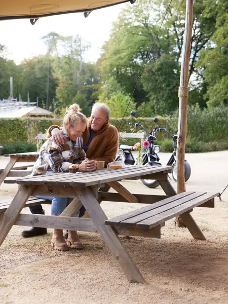 Stel haalt soep bij een kraam.