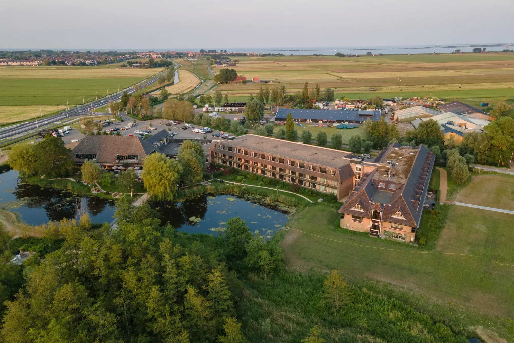 Bovenaanzicht Van der Valk Hotel Volendam