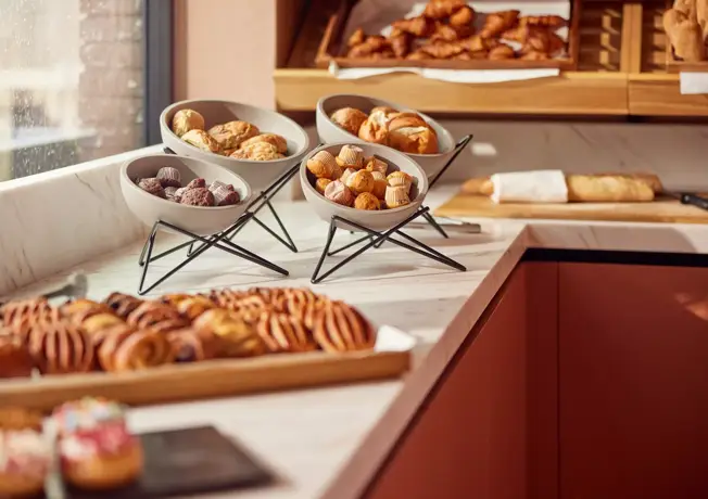 Ontbijtbuffet op het aanrecht