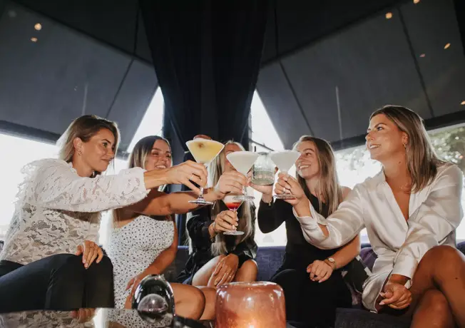 Gäste genießen ein Getränk vor dem Toppers in Concert