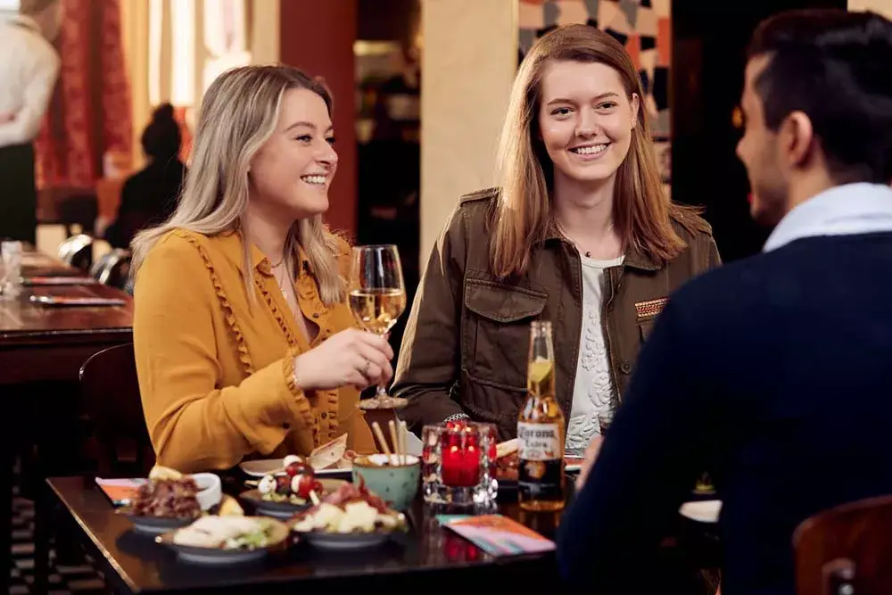 Mensen in restaurant die proosten