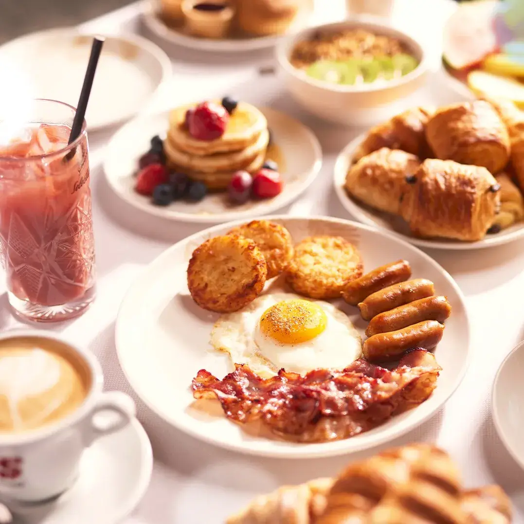 Buffet petit-déjeuner à Waterloo : un large choix de produits frais, chauds et froids pour bien commencer la journée.