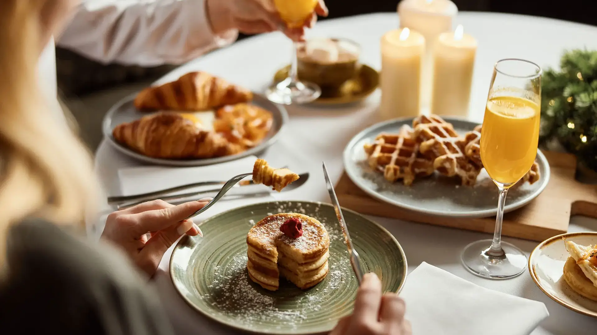 twee mensen aan kerstbrunch