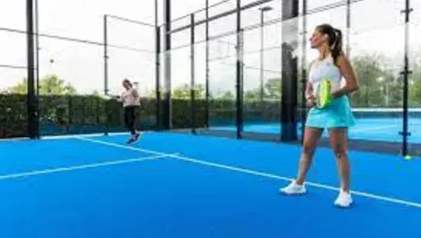 Frau auf dem Padelplatz