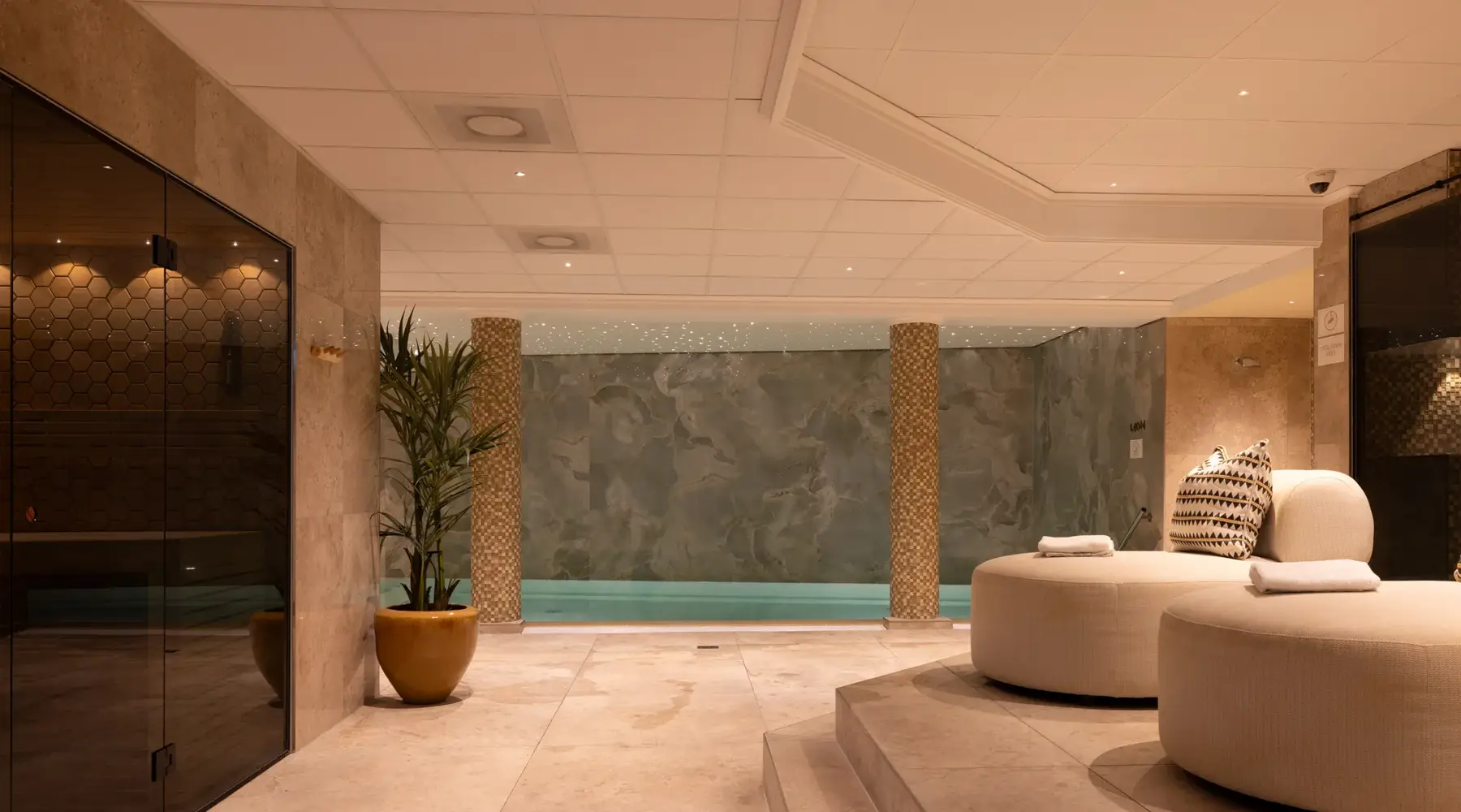 Zwembad en sauna in het van der valk palace hotel