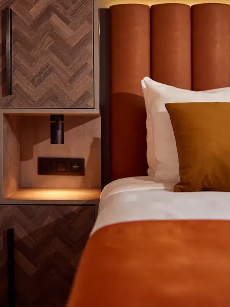 Chambre d'hôtel dans des tons chauds