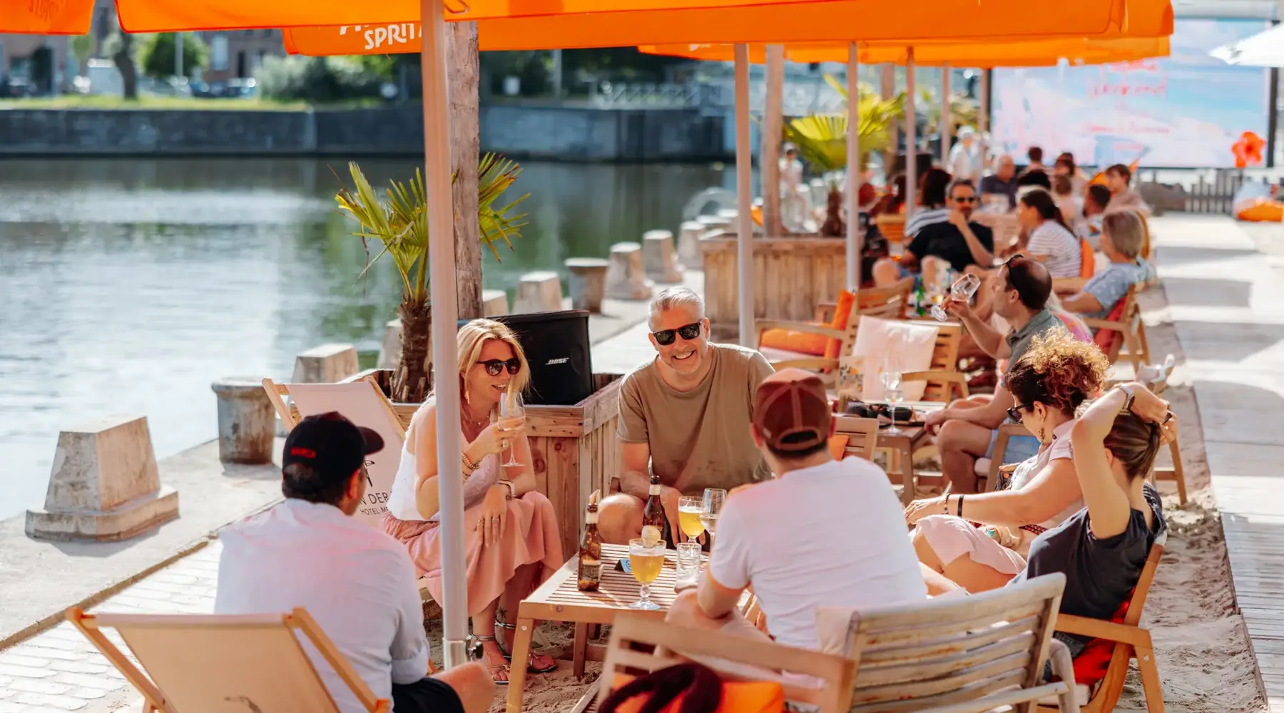 Vrienden samen aan het genieten in de zomerbar
