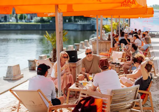 Een tafel met mensen op de zomerbar