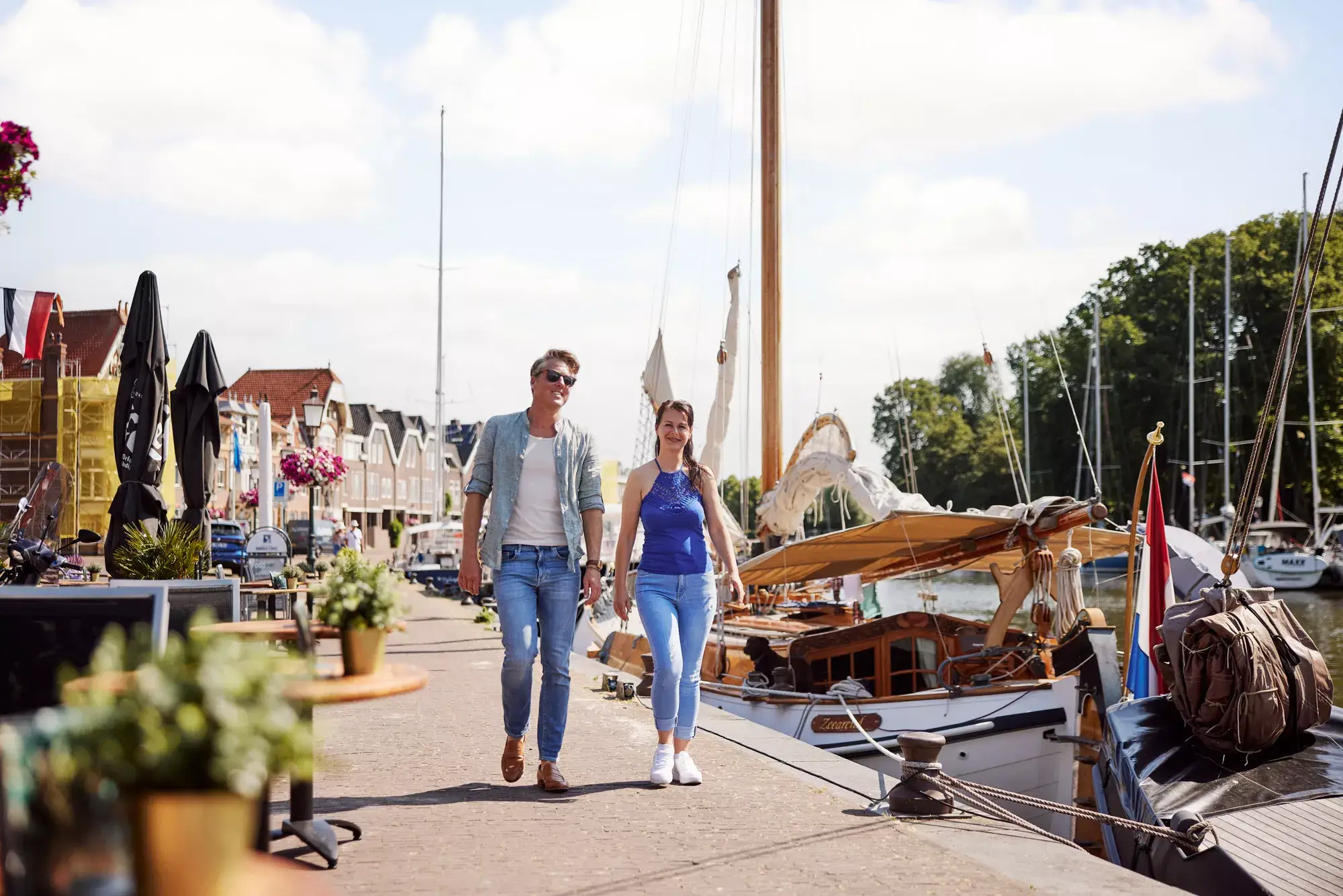 Koppel wandelt langs een gracht