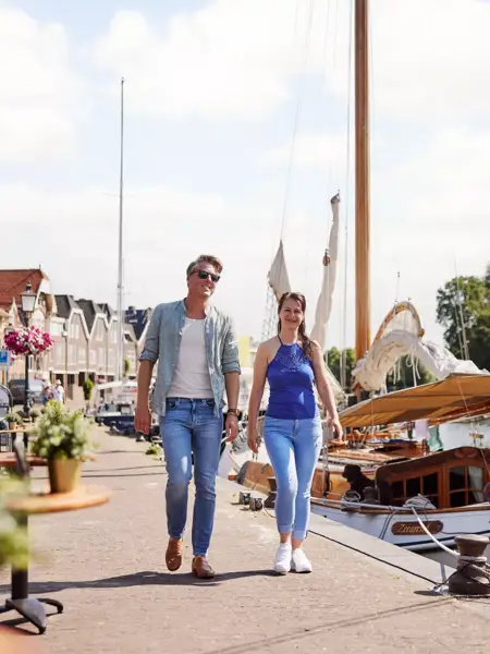 Koppel wandelt langs een gracht