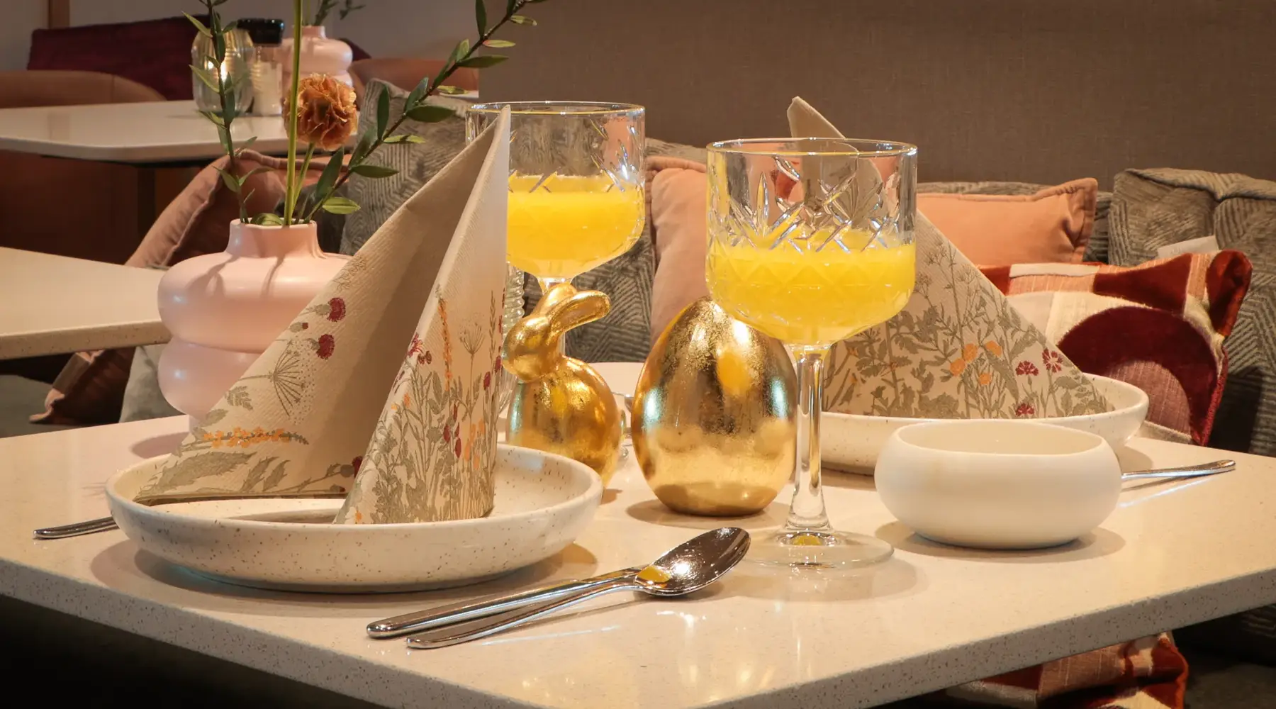 Table decoration for Easter in the restaurant