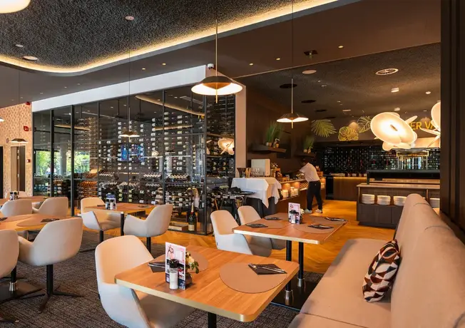 Warmes Interieur mit großem Weinschrank im Restaurant des Hotels Spa