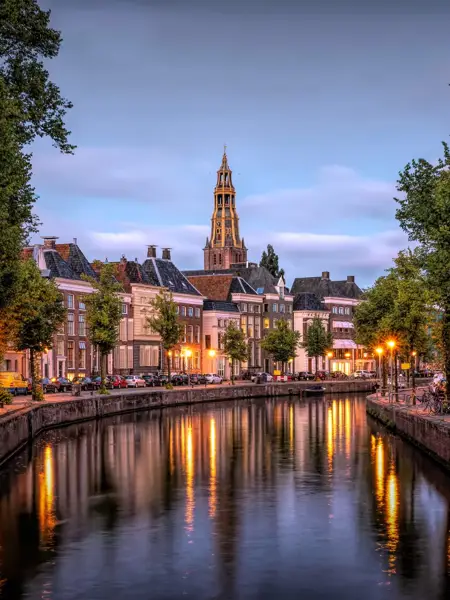 Die Stadt Groningen in der Abenddämmerung.