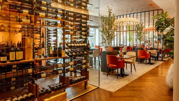 Restaurant mit großem Weinschrank im Restaurant des Hotels Verviers