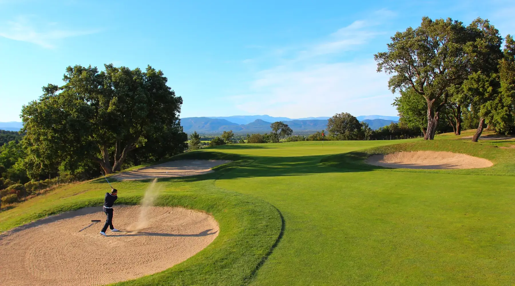 Een man slaat een golfbal af op het Roquebrune Resort