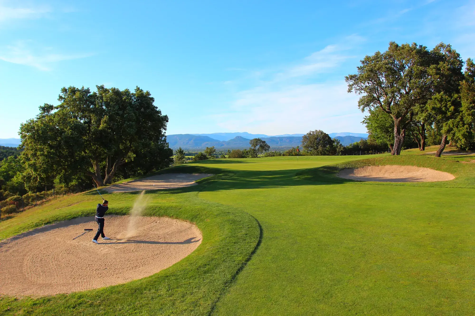 Un homme frappe une balle de golf au Roquebrune Resort.