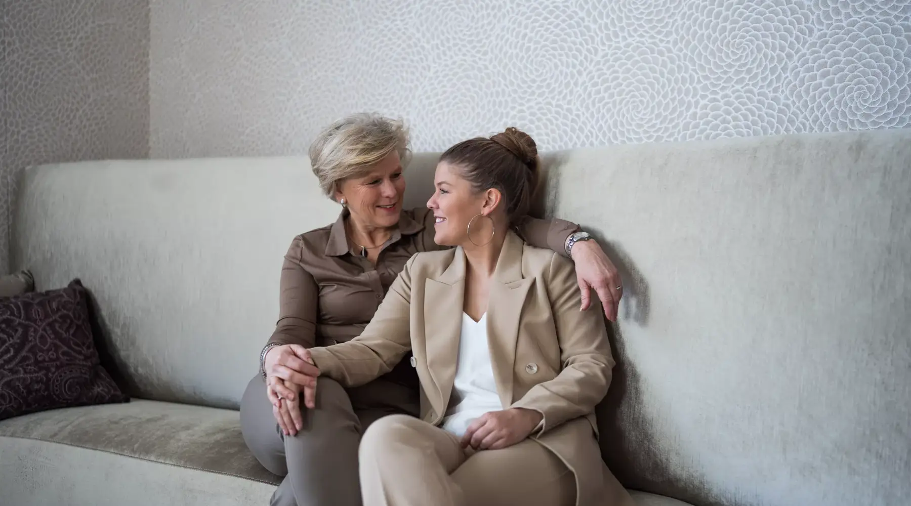 Dames in restaurant
