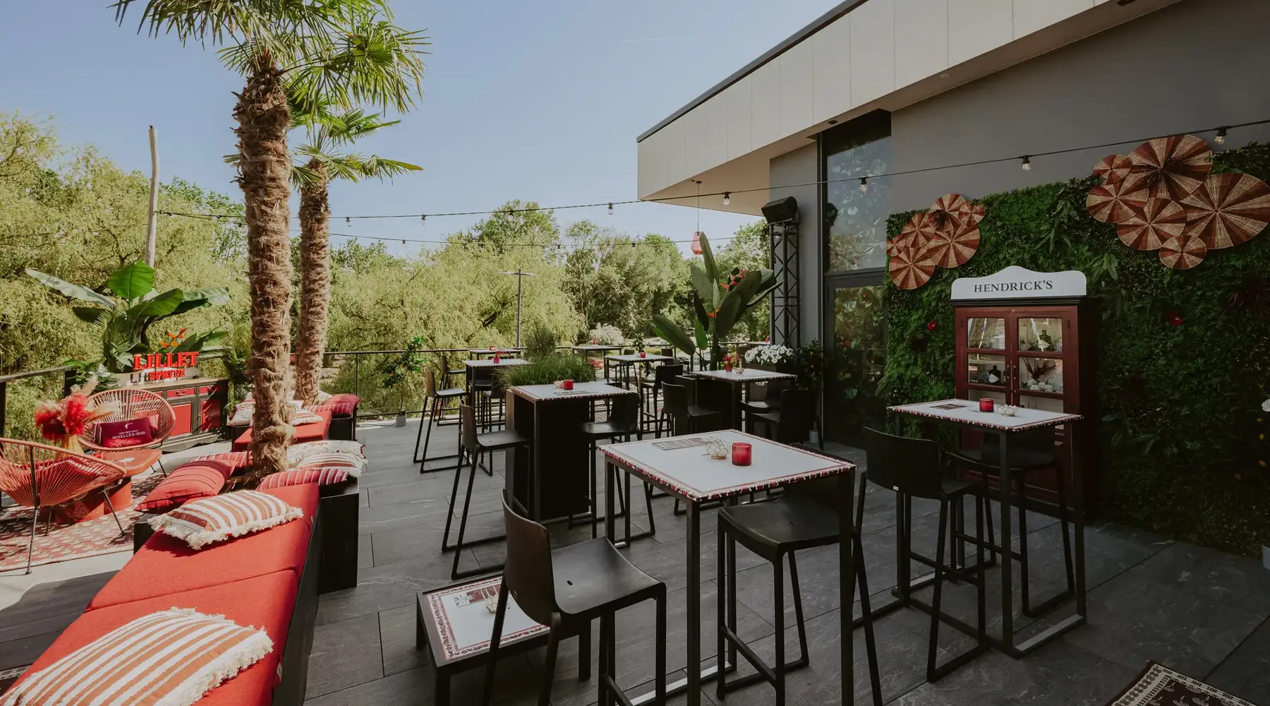 Ambiance du rooftop de l'hôtel Van der Valk Nivelles-Sud.
