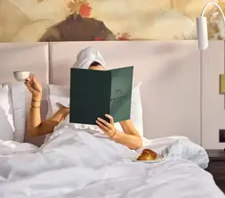 Matinée paisible à l'hôtel Gent avec petit-déjeuner au lit