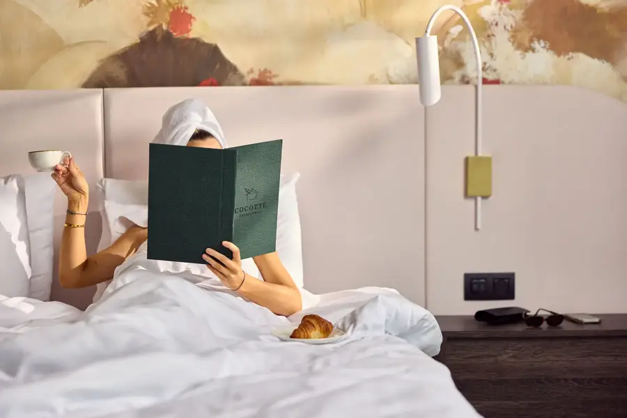 Matinée paisible à l'hôtel Gent avec petit-déjeuner au lit