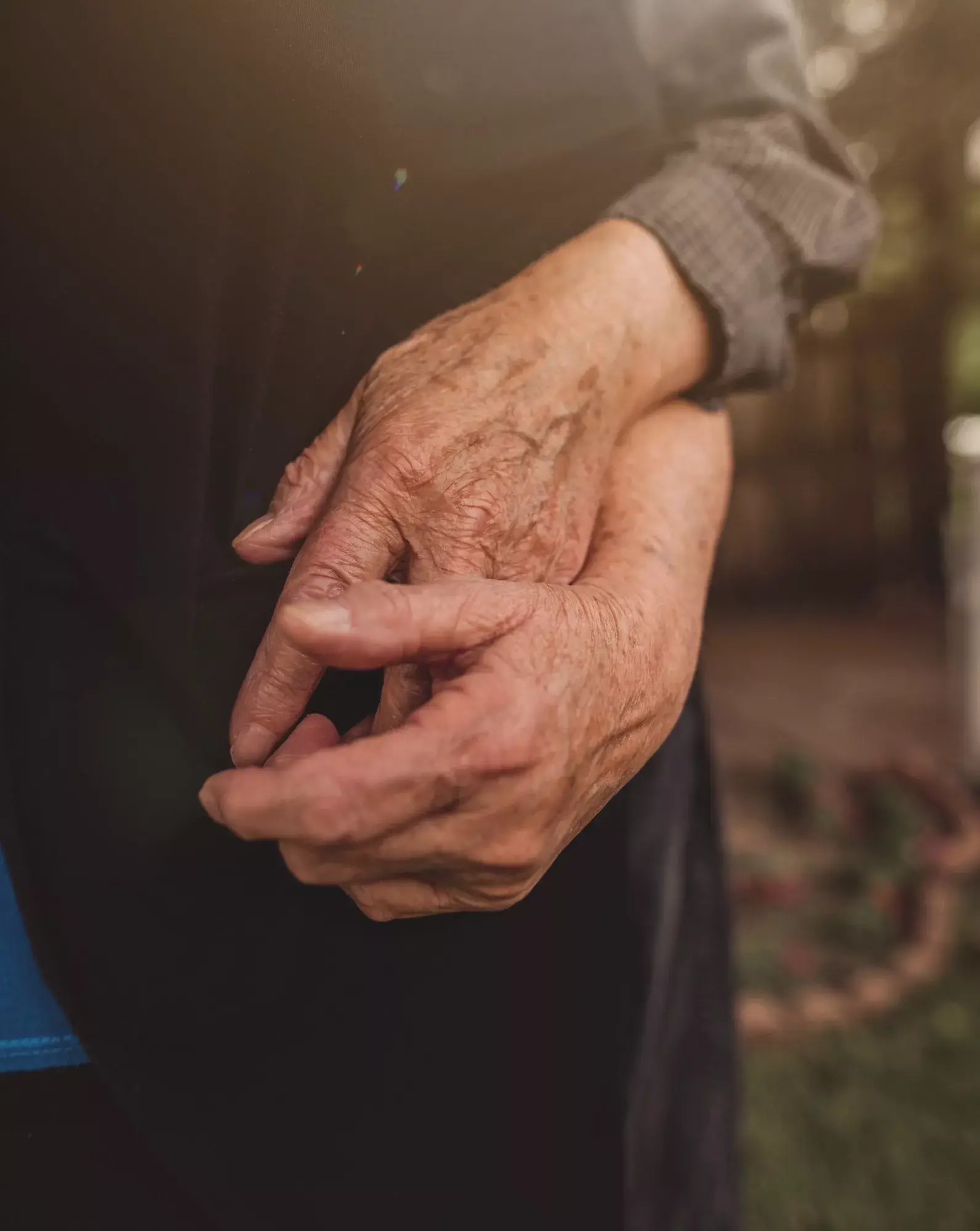 oude mensen houden elkaars hand vast