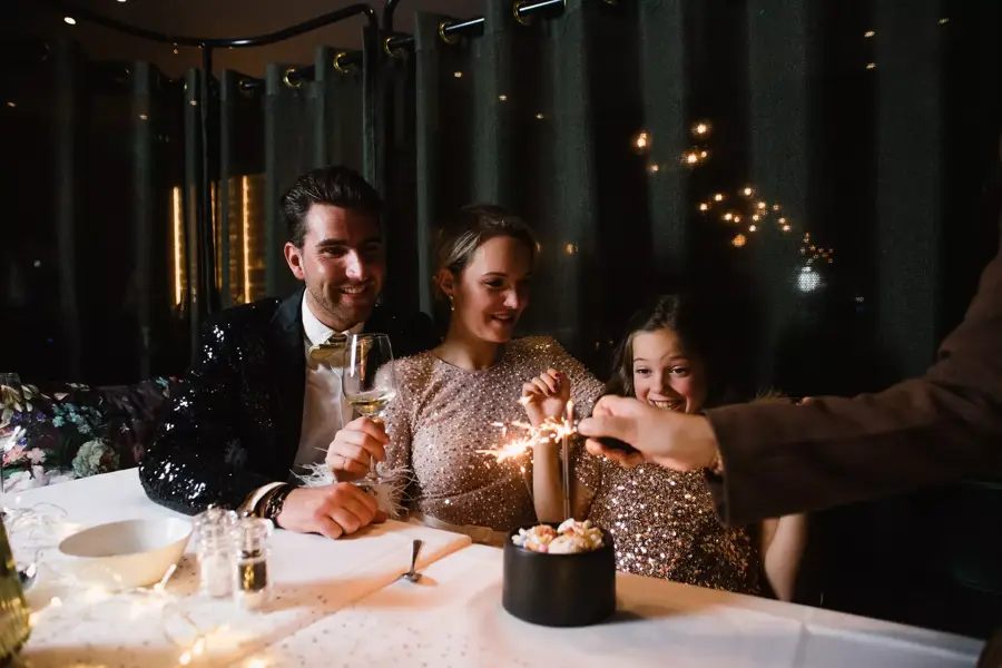 Gezellig kerstdiner tijdens het kerstarrangement