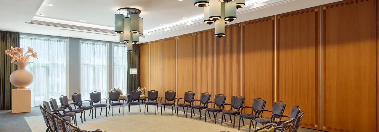 Meeting Room Tulp 2 in a circular arrangement