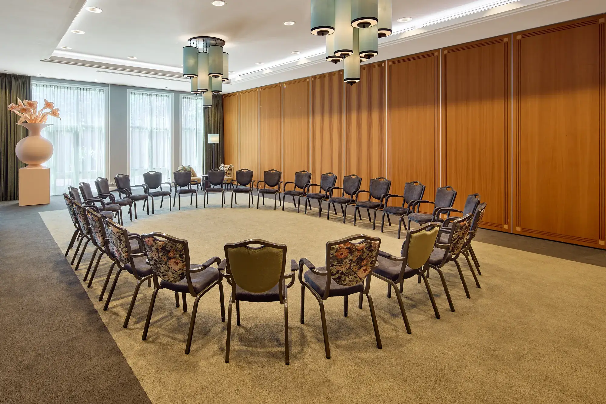 Meeting Room Tulp 2 in a circular arrangement