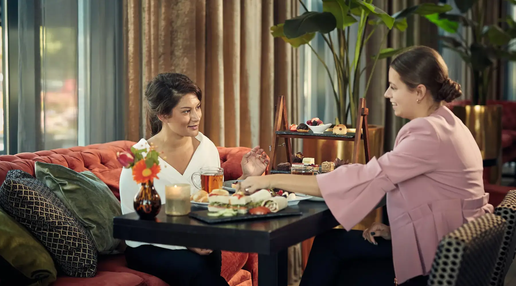 Prendre un café au bar de l'hôtel