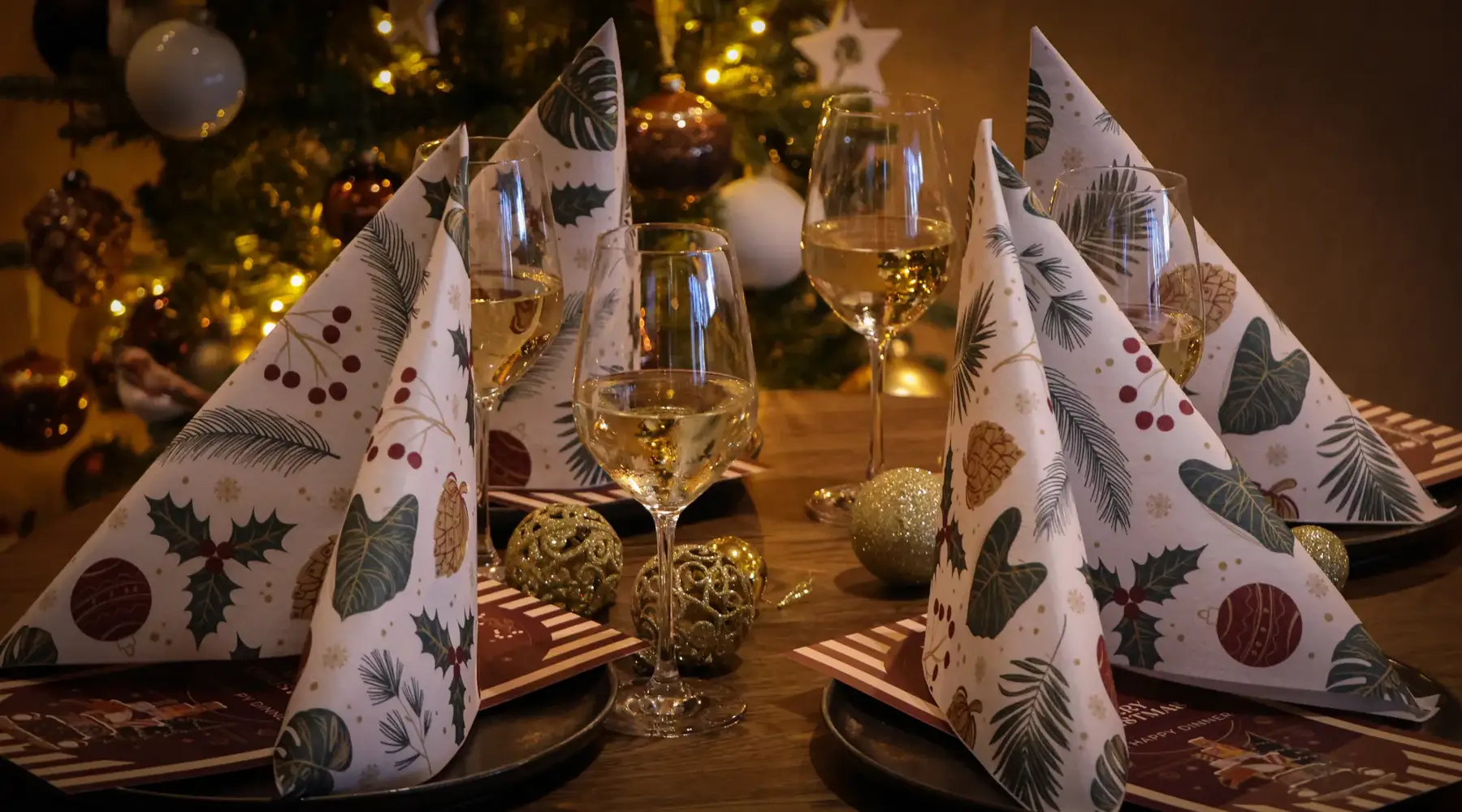 Gedekte tafel in hotel tijdens de Kerst