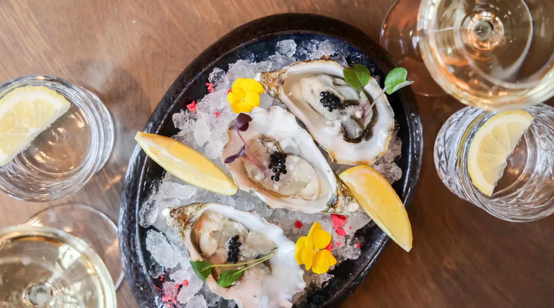 Oesters eten in Restaurant Vloed