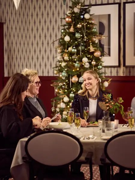 Familie am Tisch während Weihnachten in einem Van der Valk Hotel
