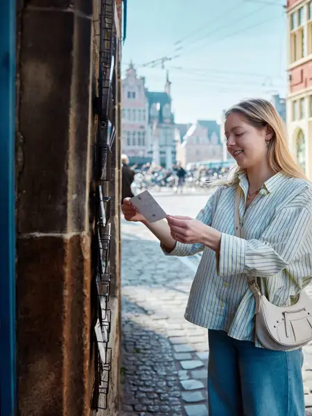 Vrouw die winkelt in centrum Gent