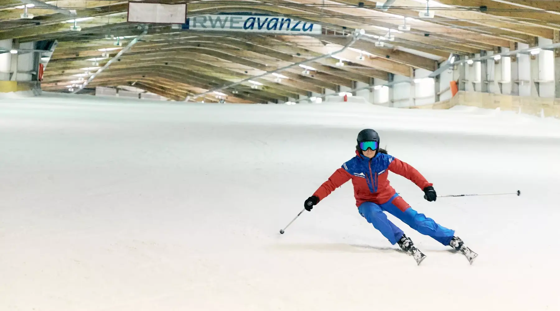Frau auf Ski im Alpincenter Bottrop.