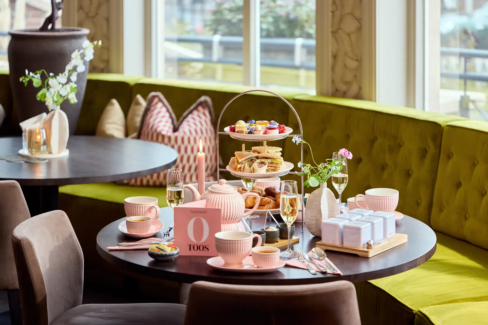 Ingedekte tafel van de High Tea by Toos