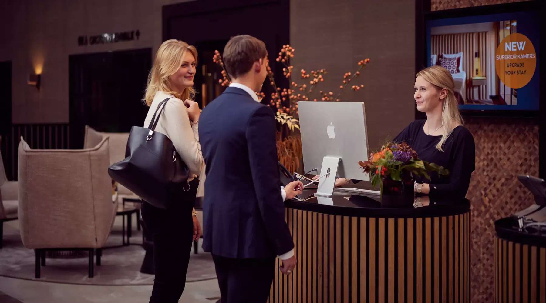 Koppel checkt in bij de receptie.