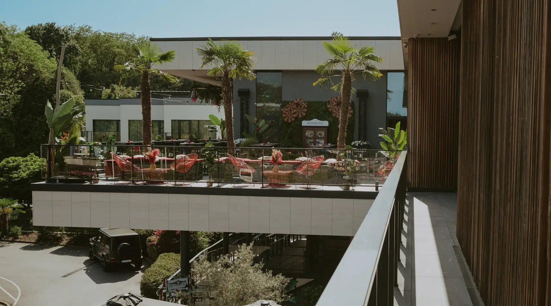 Modern and warm lounge bar ambiance at the Van der Valk Hotel Nivelles-Sud.