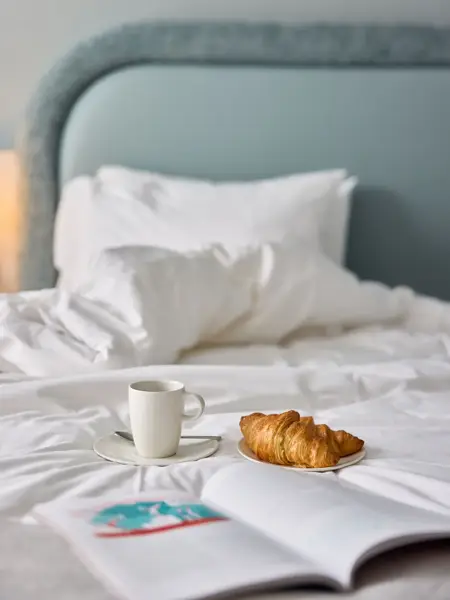 Chambre d'hôtel avec croissant sur le lit