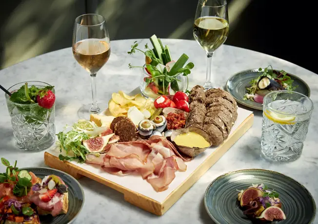 Die Borrelplank ist ein niederländischer Begriff für eine Art von Snackplatte, die verschiedene Käsesorten, Wurstwaren, Nüsse, Oliven und andere Leckereien enthält. Es ist eine beliebte Option für geselliges Beisammensein und wird oft mit Brot oder Crackern serviert.