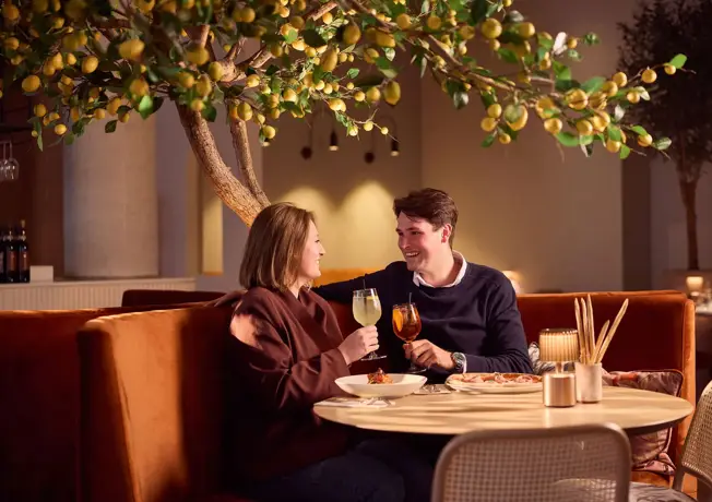 Couple dans un restaurant