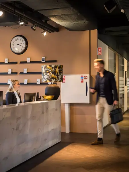 Man loopt voorbij een balie