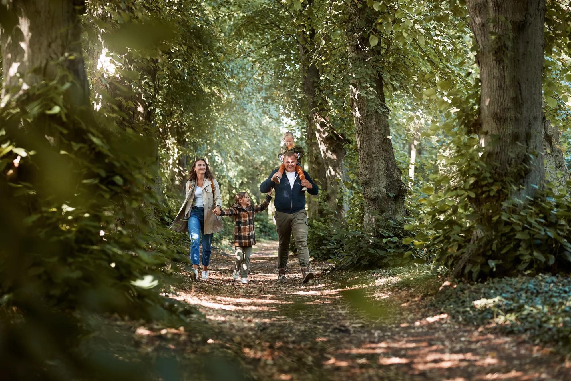 Familie in het bos