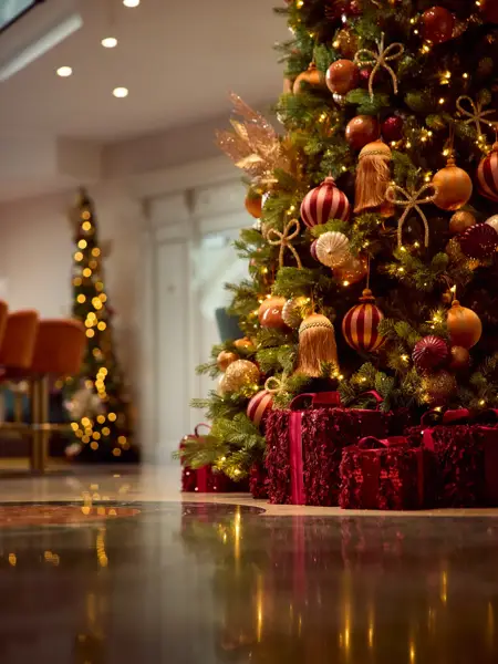 Weihnachtsbaum und Weihnachtsdekoration in der Lobby des Van der Valk Hotel Park Lane Antwerpen