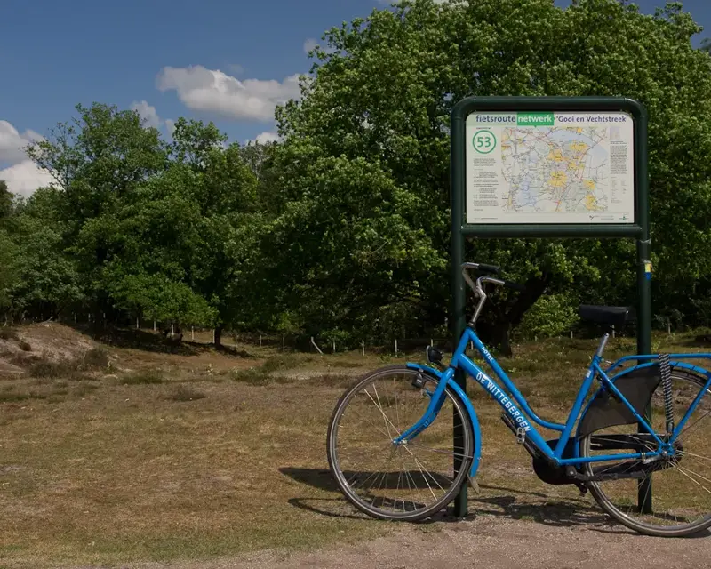 Van-der-Valk-Hotel-Hilversum-de-Witte-Bergen-fietsen-met-fietsknooppuntenroute-op-de-hei