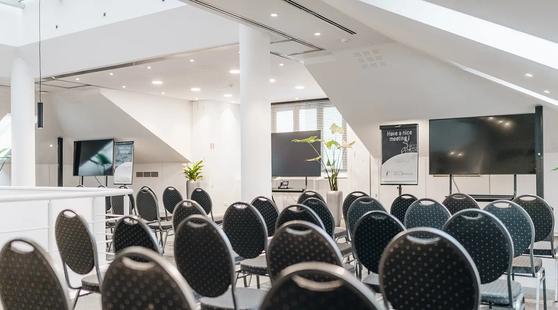 Location de salle de réunion tout équipée avec écrans numériques au Van der Valk Hôtel Waterloo.