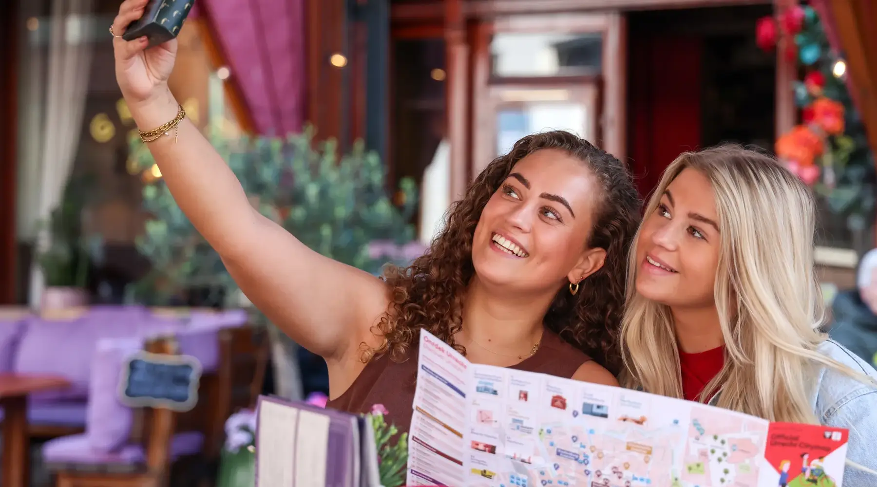 2 friends take a selfie in Utrecht