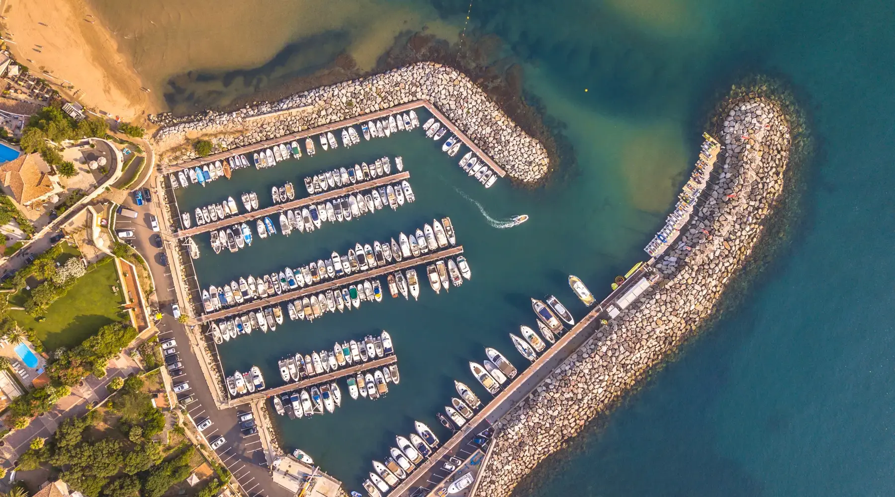 Une photo aérienne du port de plaisance de Saint-Aygulf