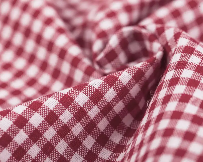 Een gevulde picknickmand in de natuur