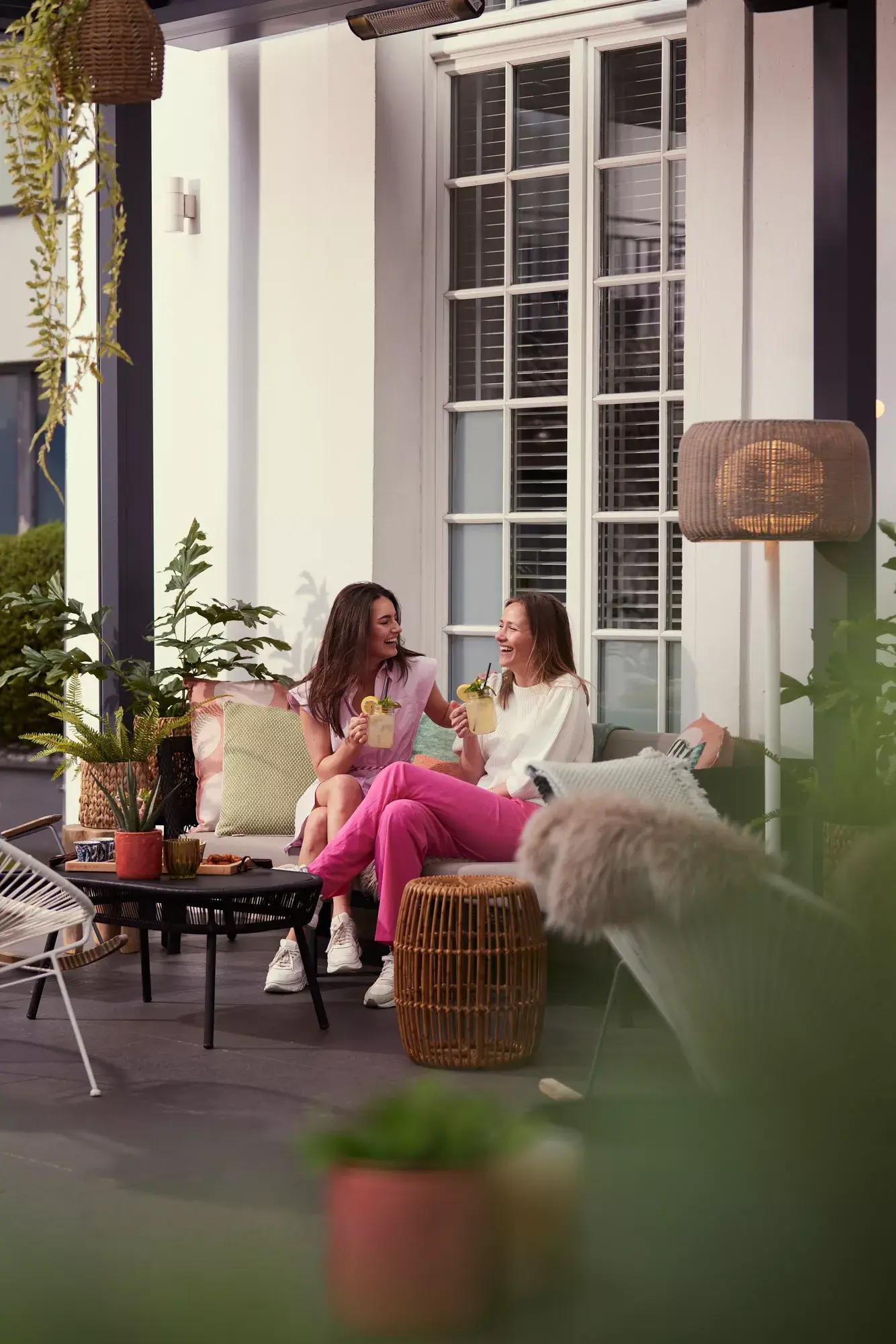 Freundinnen auf der Terrasse eines Van der Valk Hotels
